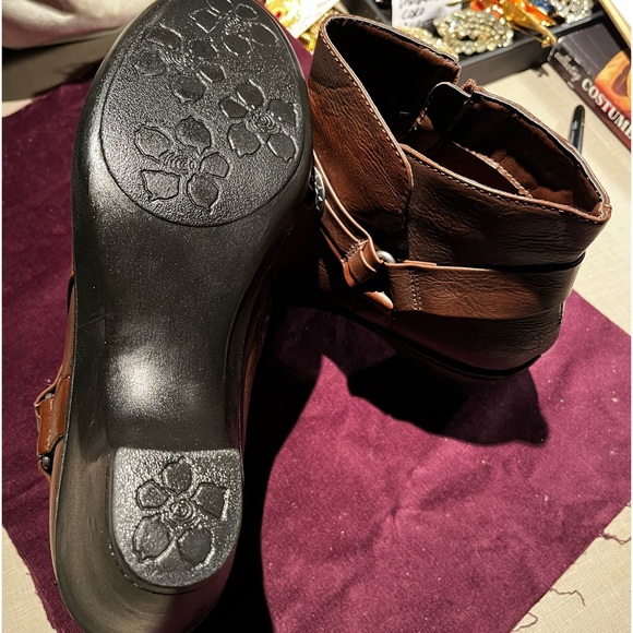 Ankle boots. Brown. These are really comfortable.  Size 10 W. - Picture 2 of 5